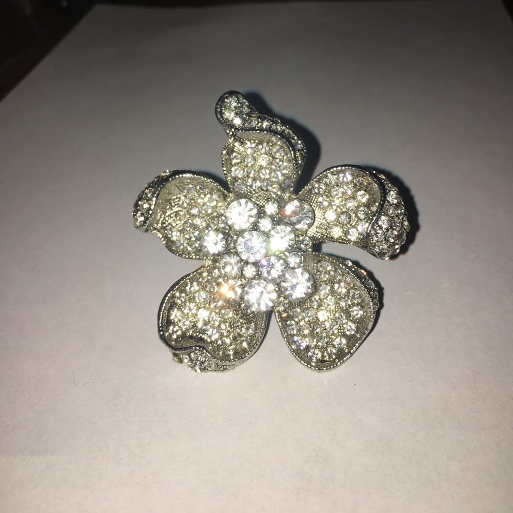 💍Oversized, extremely sparkly ring!
