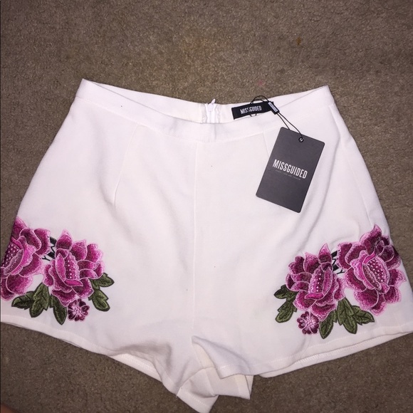 Misguided flower shorts - Picture 3 of 5