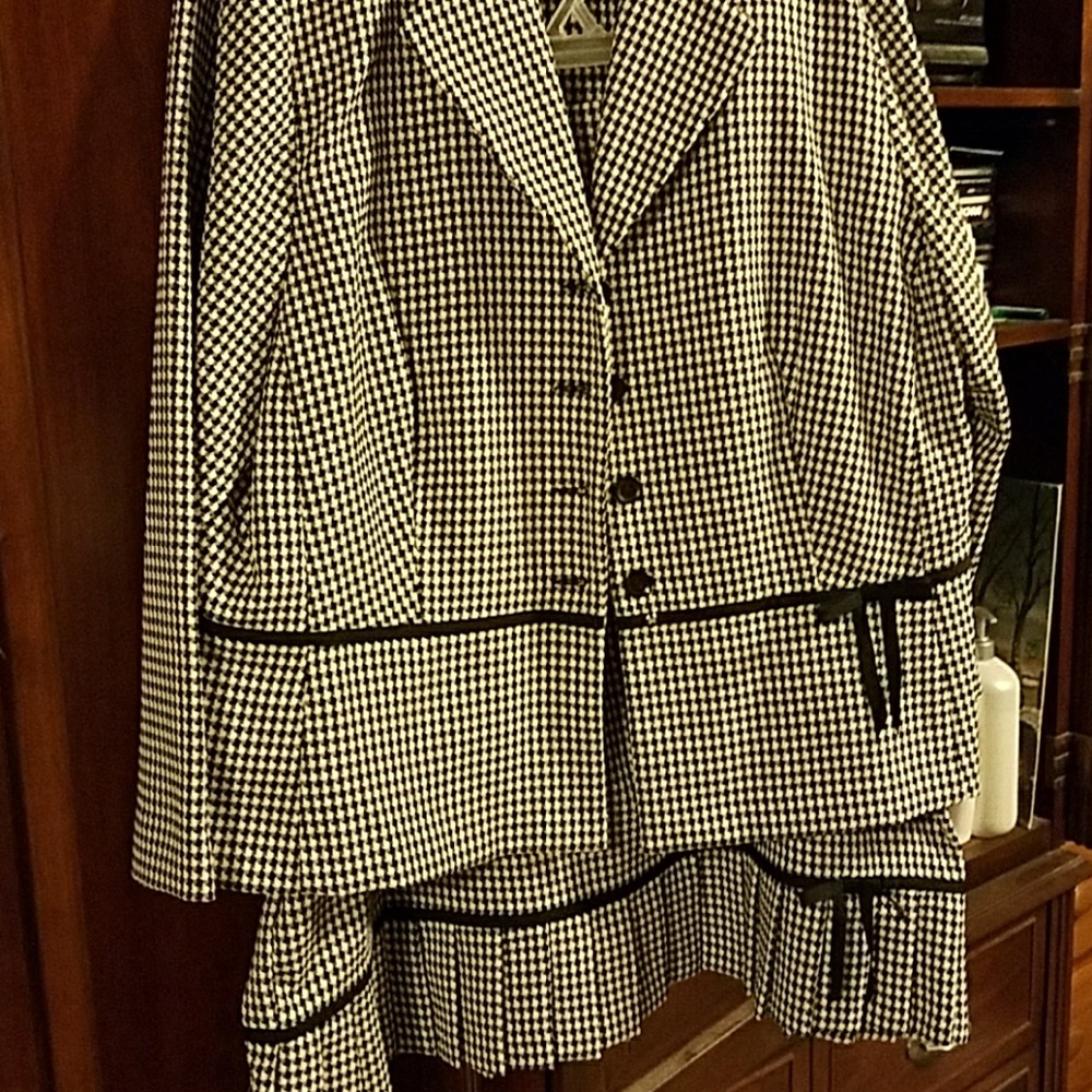 Sweet suit woman plus size skirt and jacket.
