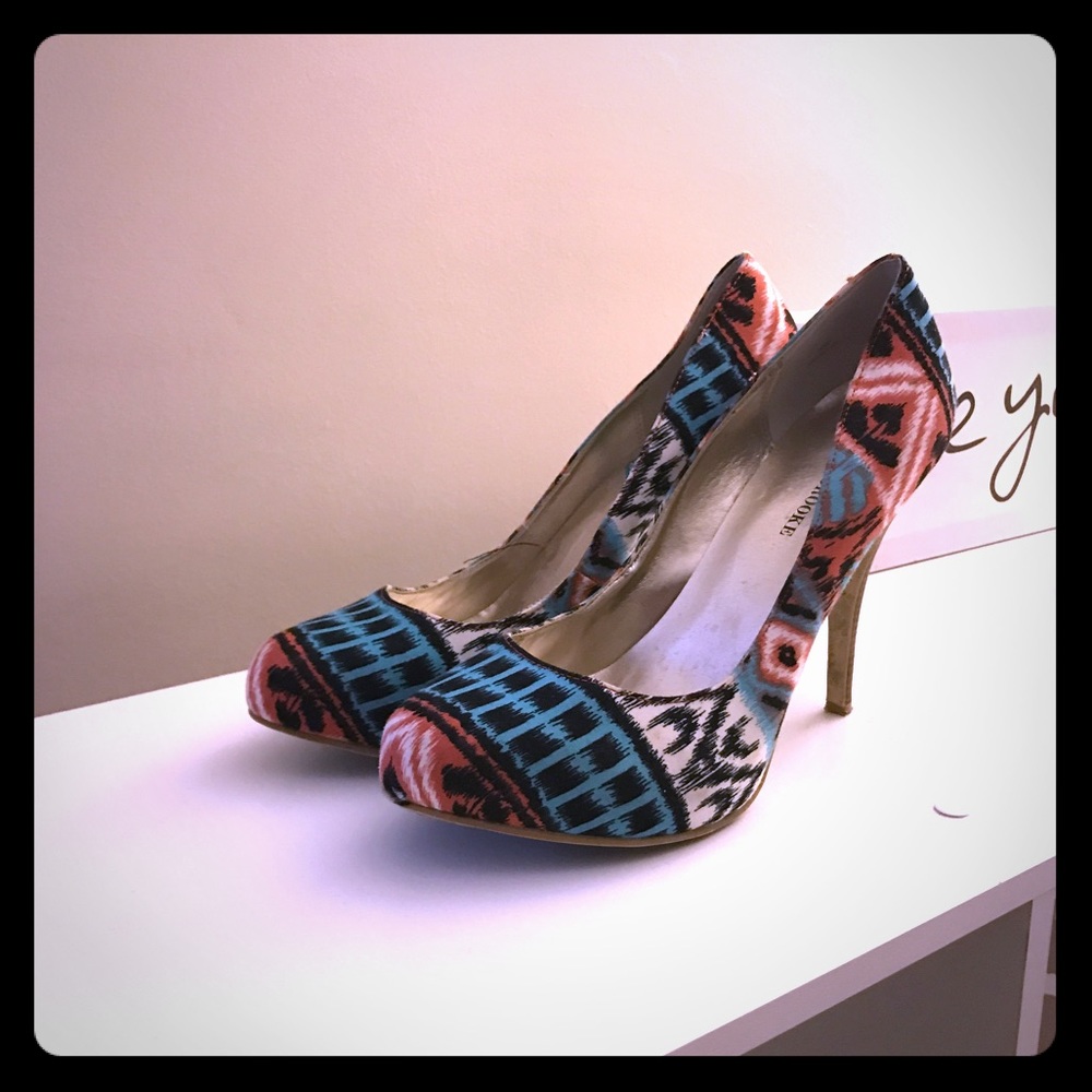 Super Cute Aztec Print Pumps