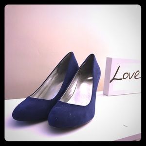 Blue suede pumps 👠👠