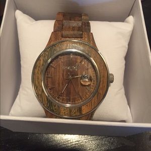 NEVER BEEN WORN WOODEN WATCH !!
