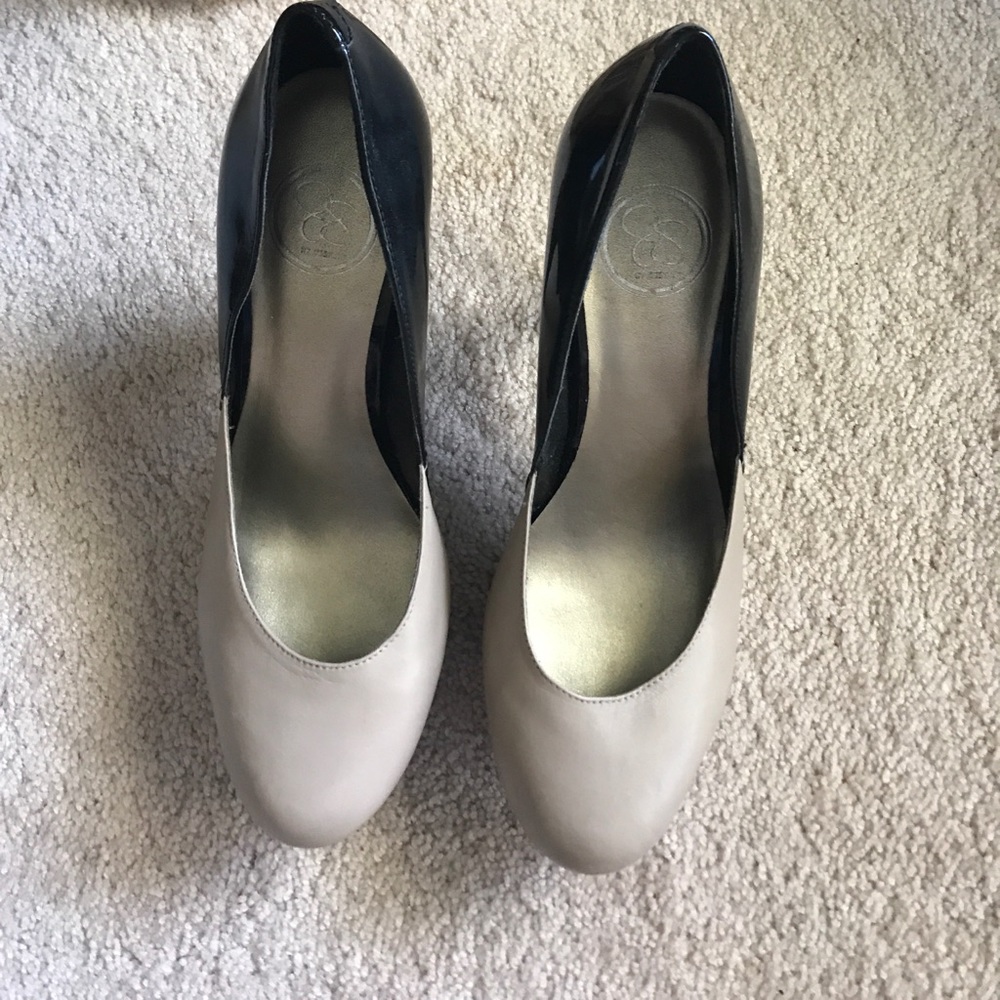 JS by Jessica taupe and black pumps