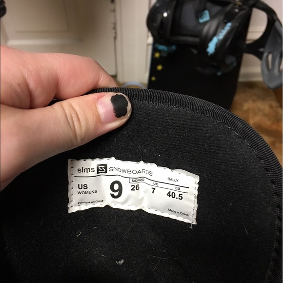 Kemper Snowboard with Boots and Bindings - Picture 4 of 4