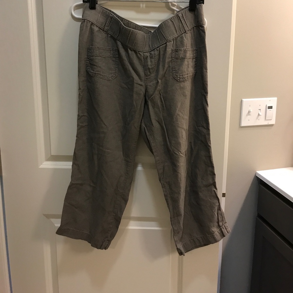 •Old Navy Maternity Cropped Pants•