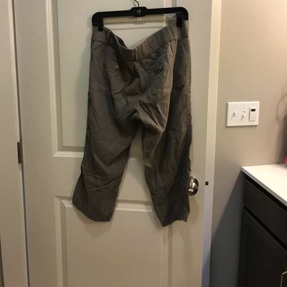 •Old Navy Maternity Cropped Pants• - Picture 2 of 2