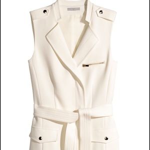 Sleeveless dress with belt.