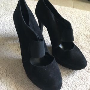 Black suede pumps with elastic band