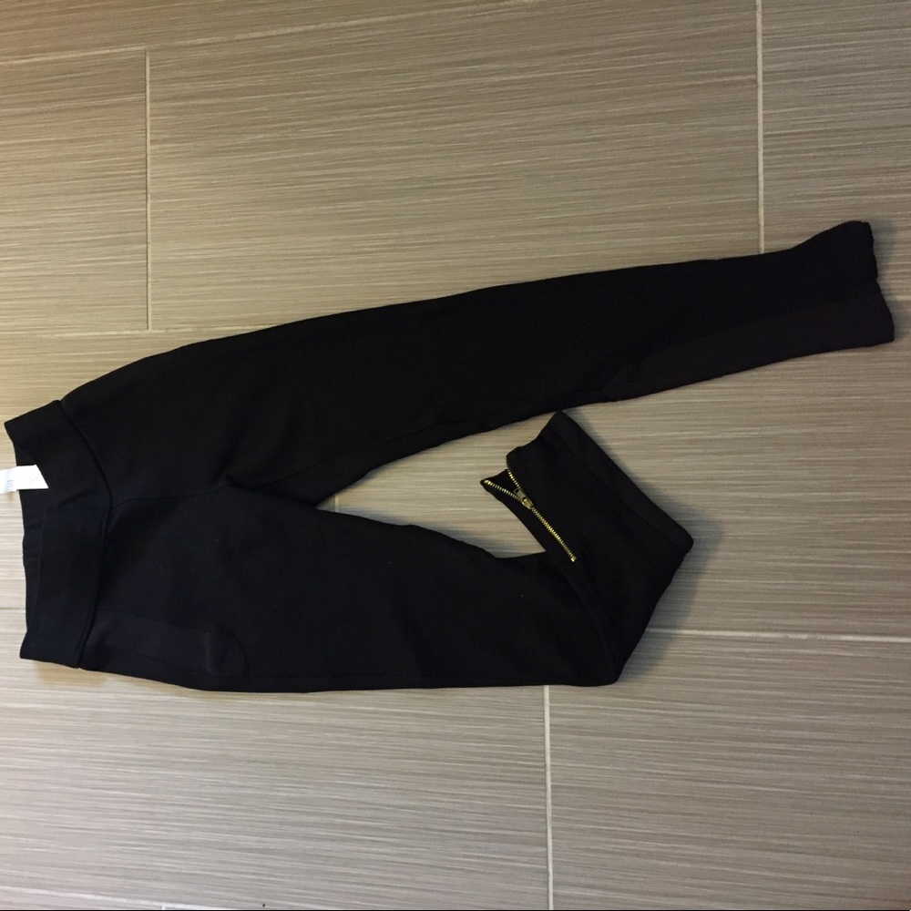 Leggings with gold zipper