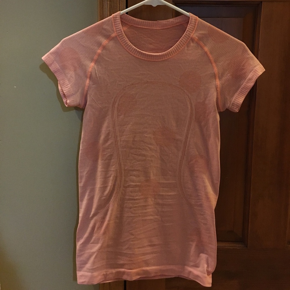 a lululemon short sleeve t shirt