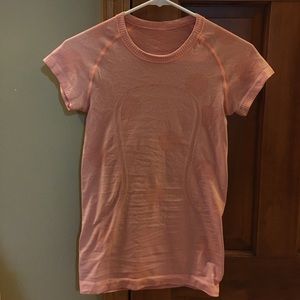 a lululemon short sleeve t shirt