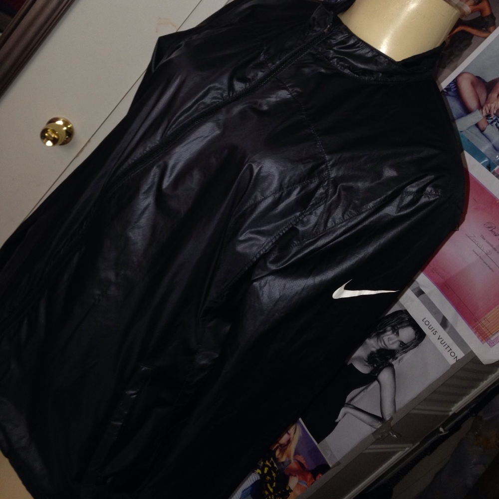 nike athletic windbreaker