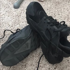 Black Nike Huaraches
