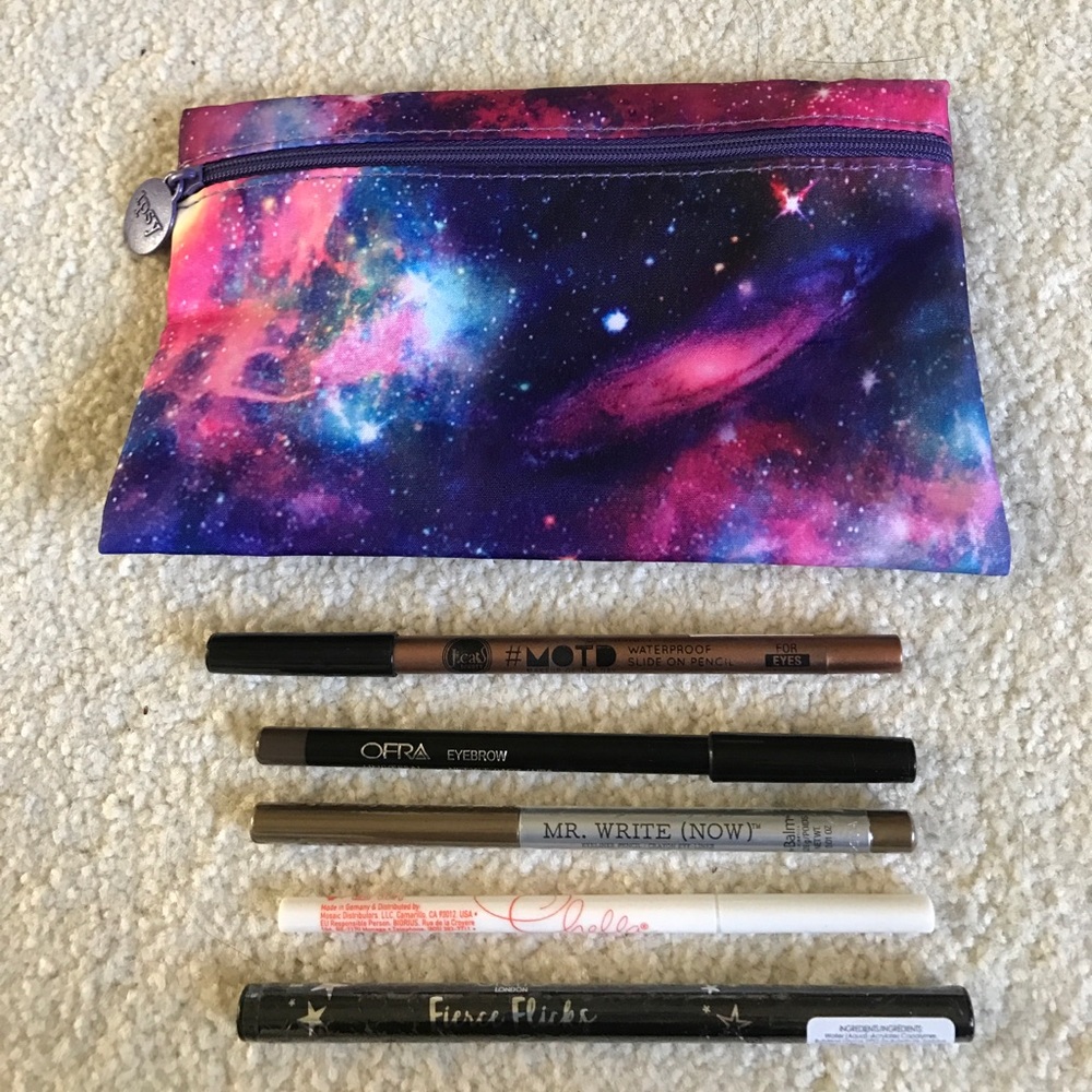 🆕 Assorted eyeliner and eyebrow pencils
