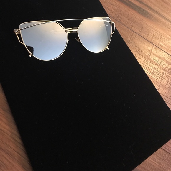 Mirrored Glasses - Picture 3 of 6