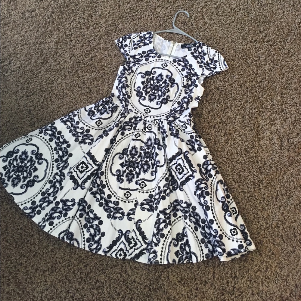 NWOT Lulus adorably detailed dress!😍❣️