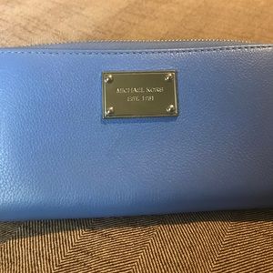 PRICE DROP!! Michael Kors leather wallet 💜