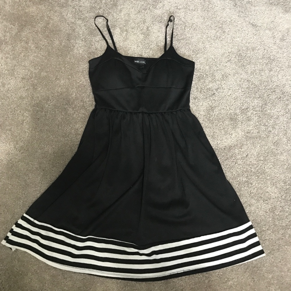 Cute little black dress!