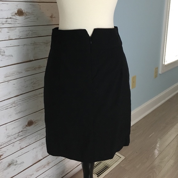 • Banana Republic Black Skirt • - Picture 4 of 4