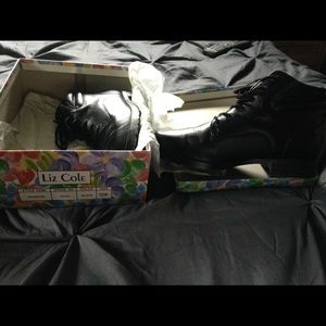 Liz Cole Black lace up ankle boot size 7 1/2 W