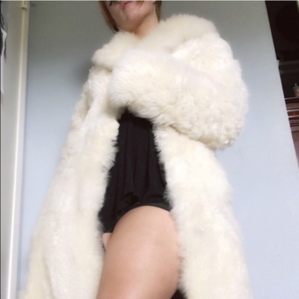 Glamorous creamy white fur coat!!🗡🗡🗡