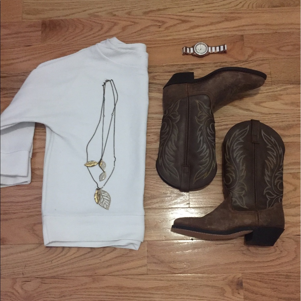 Oversize white crew neck sweatshirt .