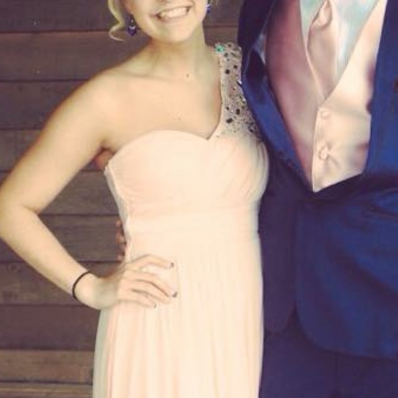 Formal dress - Picture 1 of 3