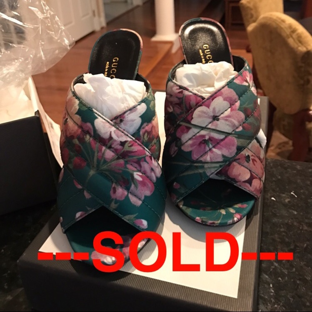 NEW- Gucci slip on flower sandals