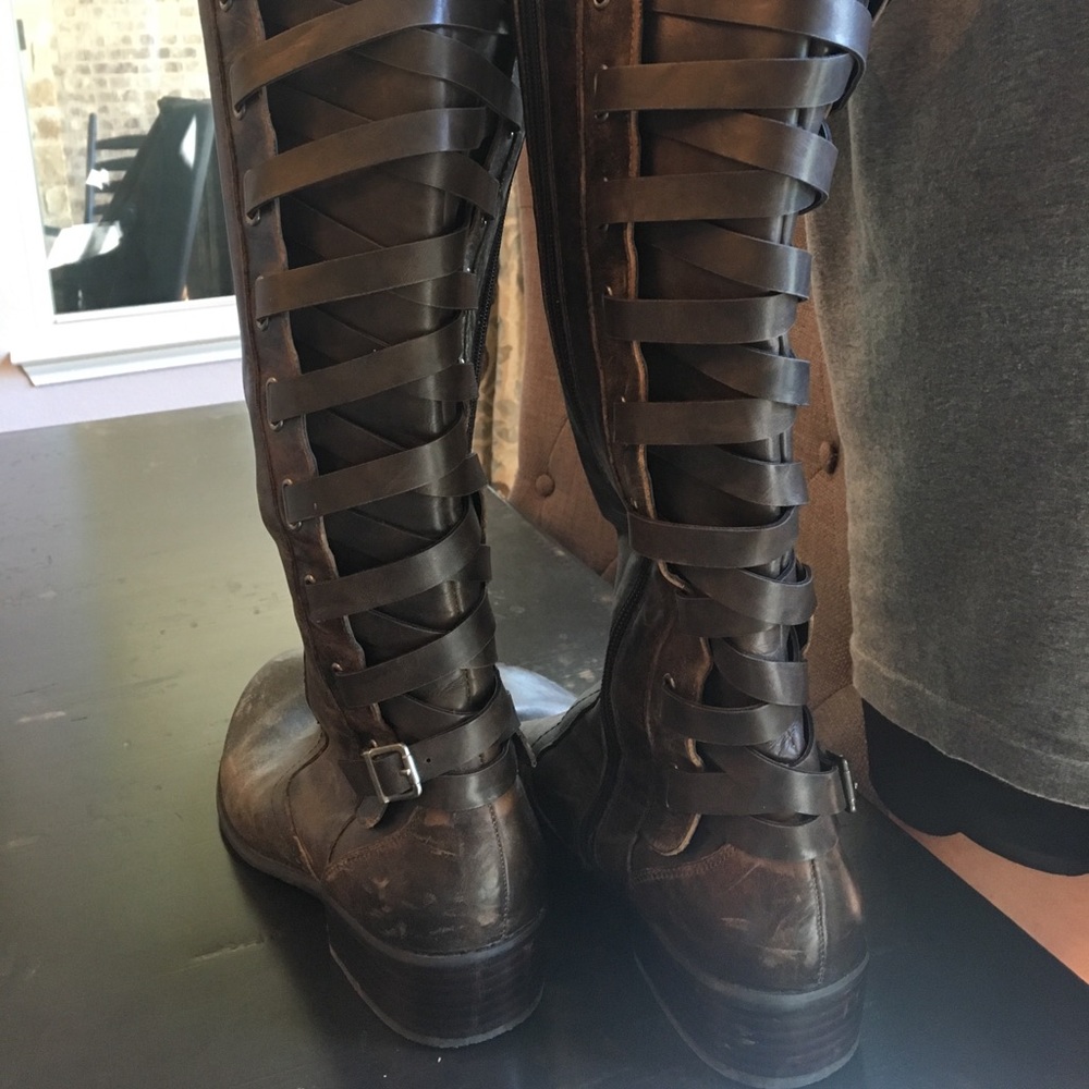 Size 10M Carlos Santana leather lace up boots.