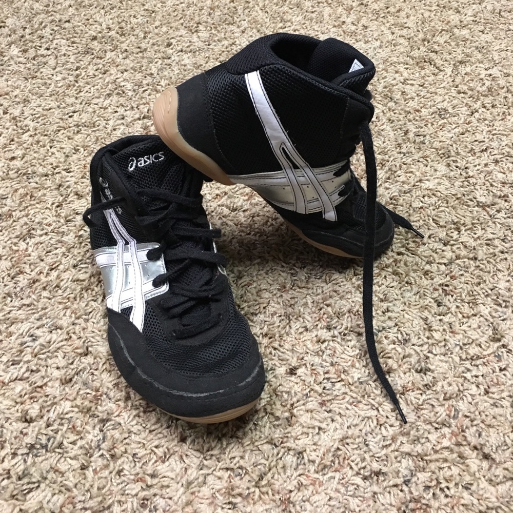Wrestling shoes