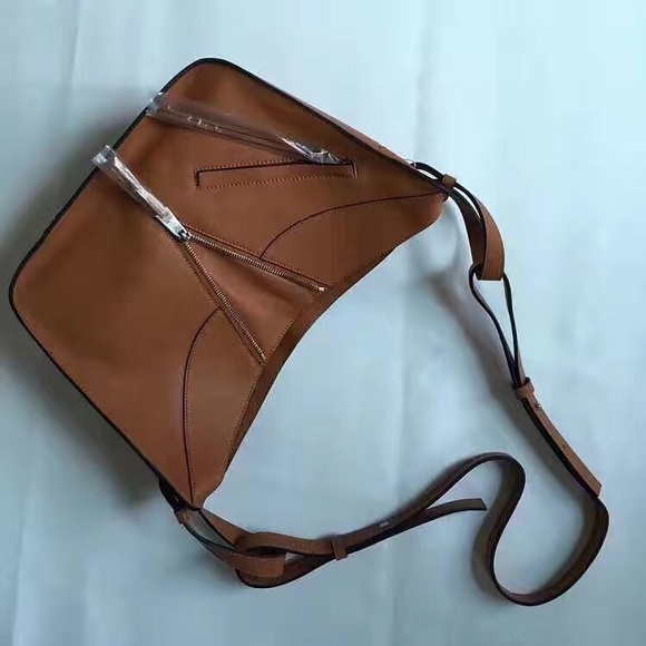 Loewe Hammock Small size（Tan）in hand - Picture 4 of 8