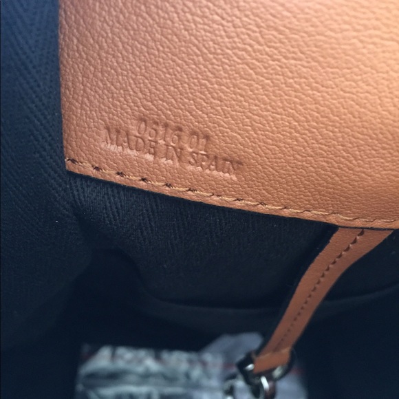 Loewe Hammock Small size（Tan）in hand - Picture 7 of 8