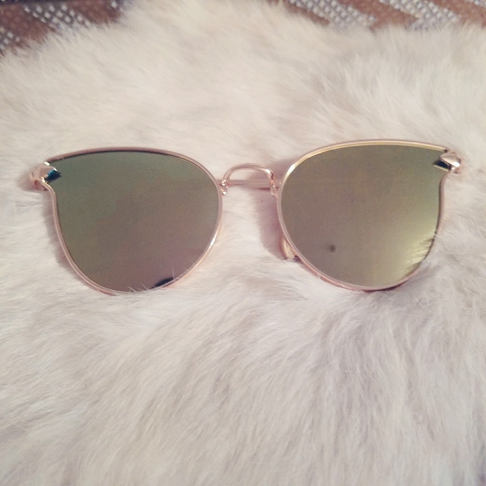 Arrow frame reflective lense sunnies
