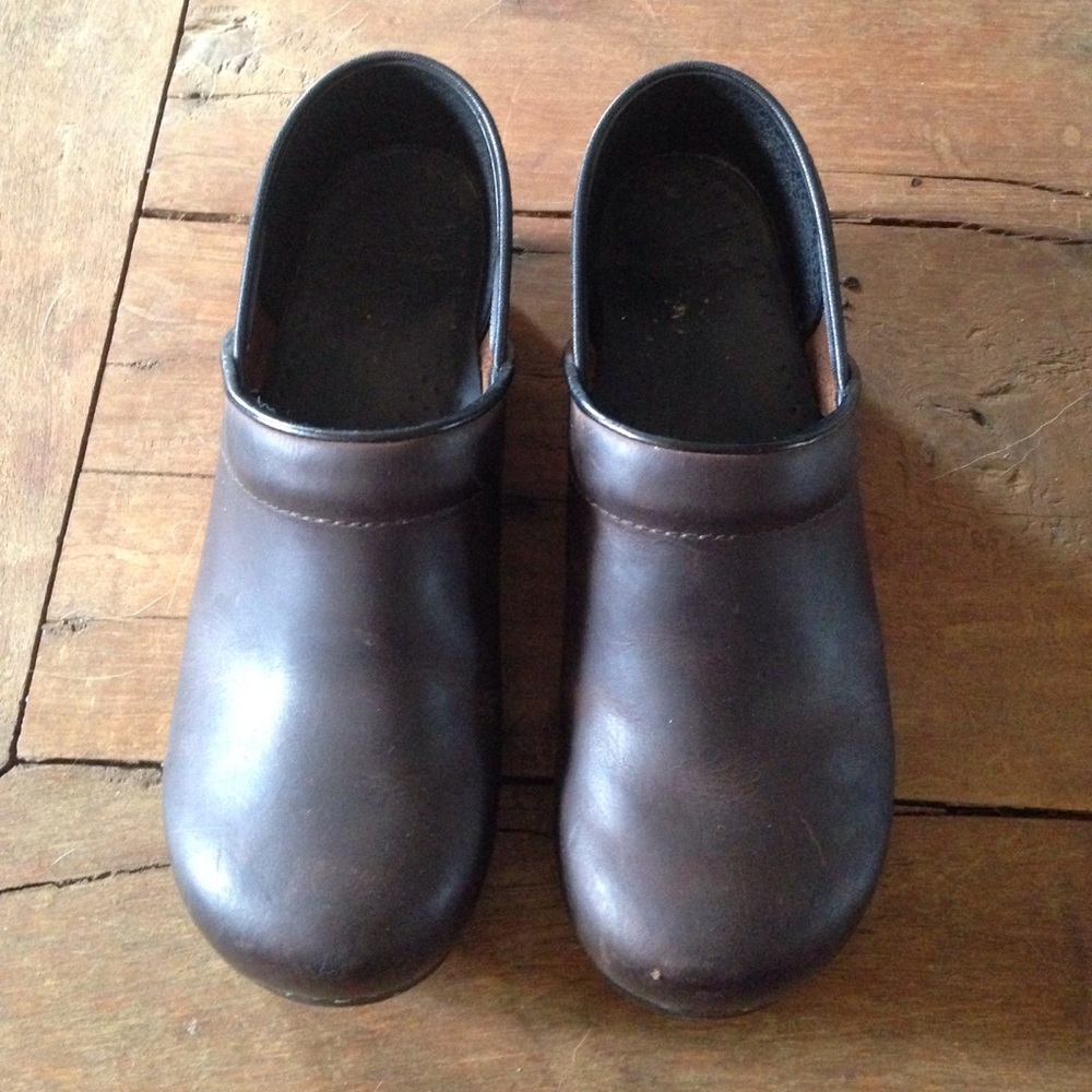 NEW leather Danskos