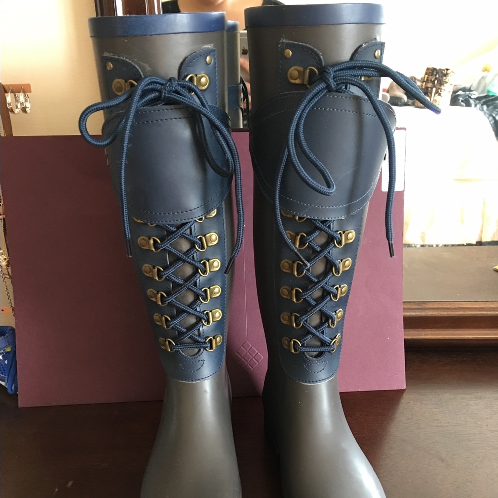 Ugg rain boots size 6