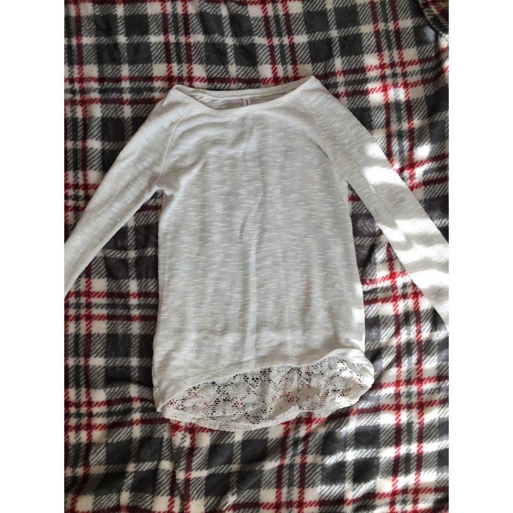 Long sleeve top.
