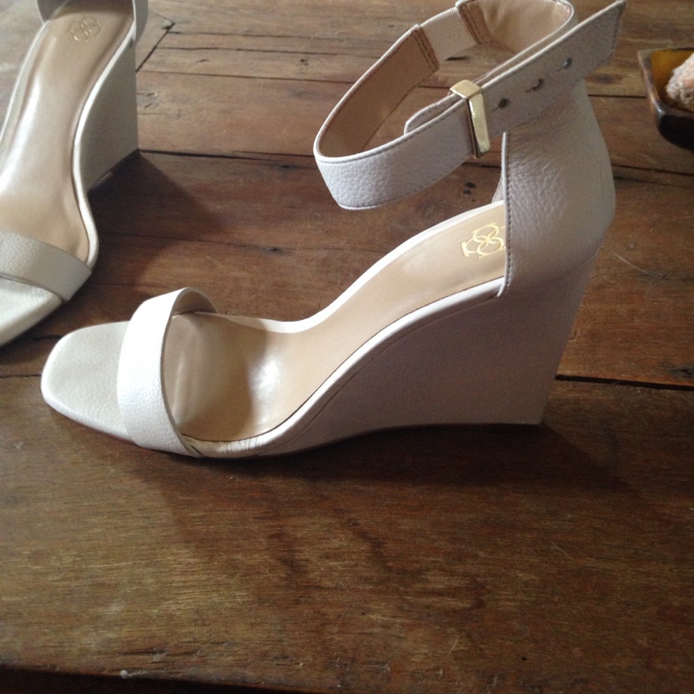 Ann Taylor white leather wedges