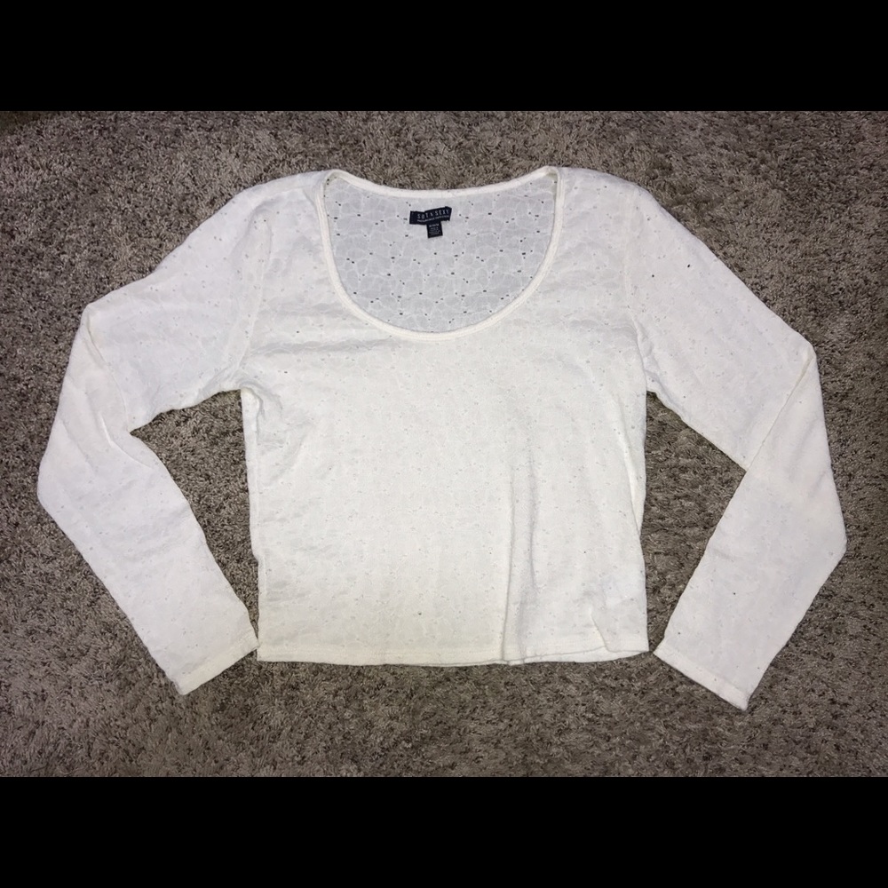 white long sleeved lace pattern crop top