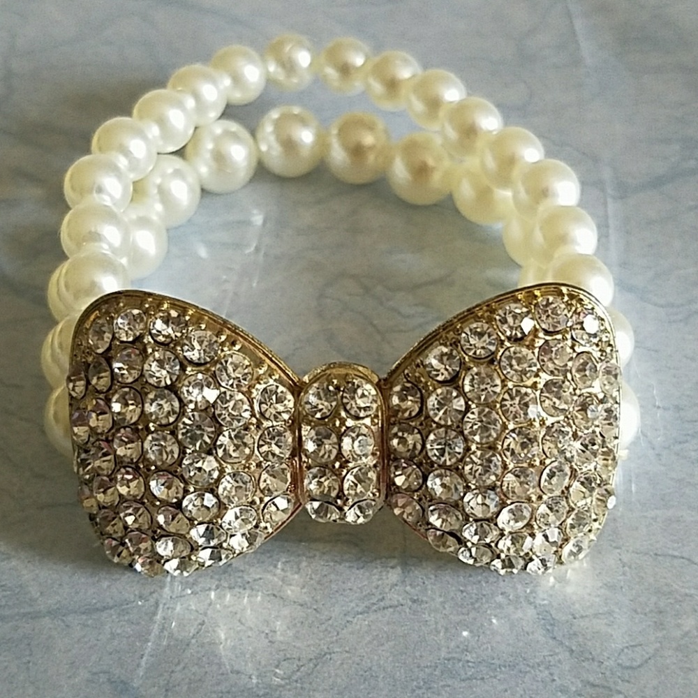 Cute Rhinestone Bow Tie Pearl Bracelet. NWOT