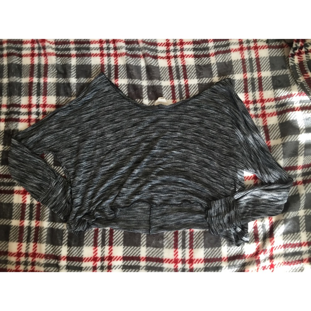 Long sleeve crop top.