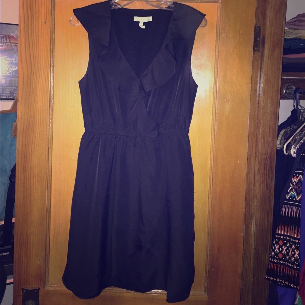 Black sleeveless dress