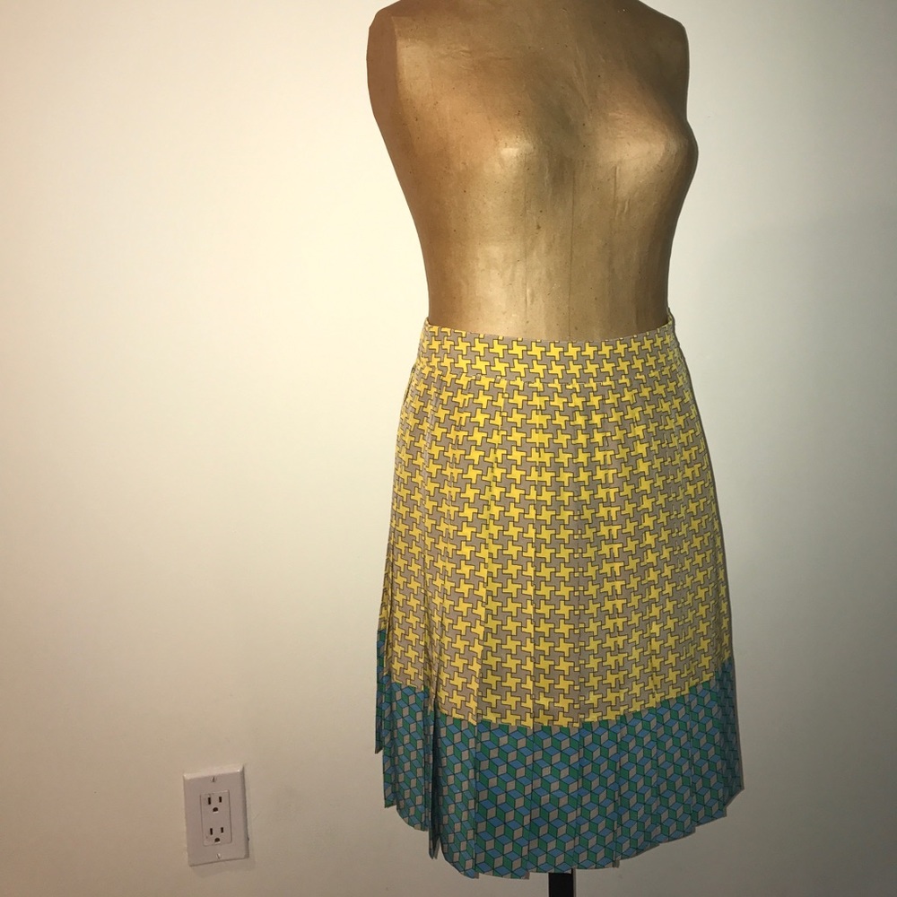 ESCADA sport 100% silk pleaded skirt w patterns.
