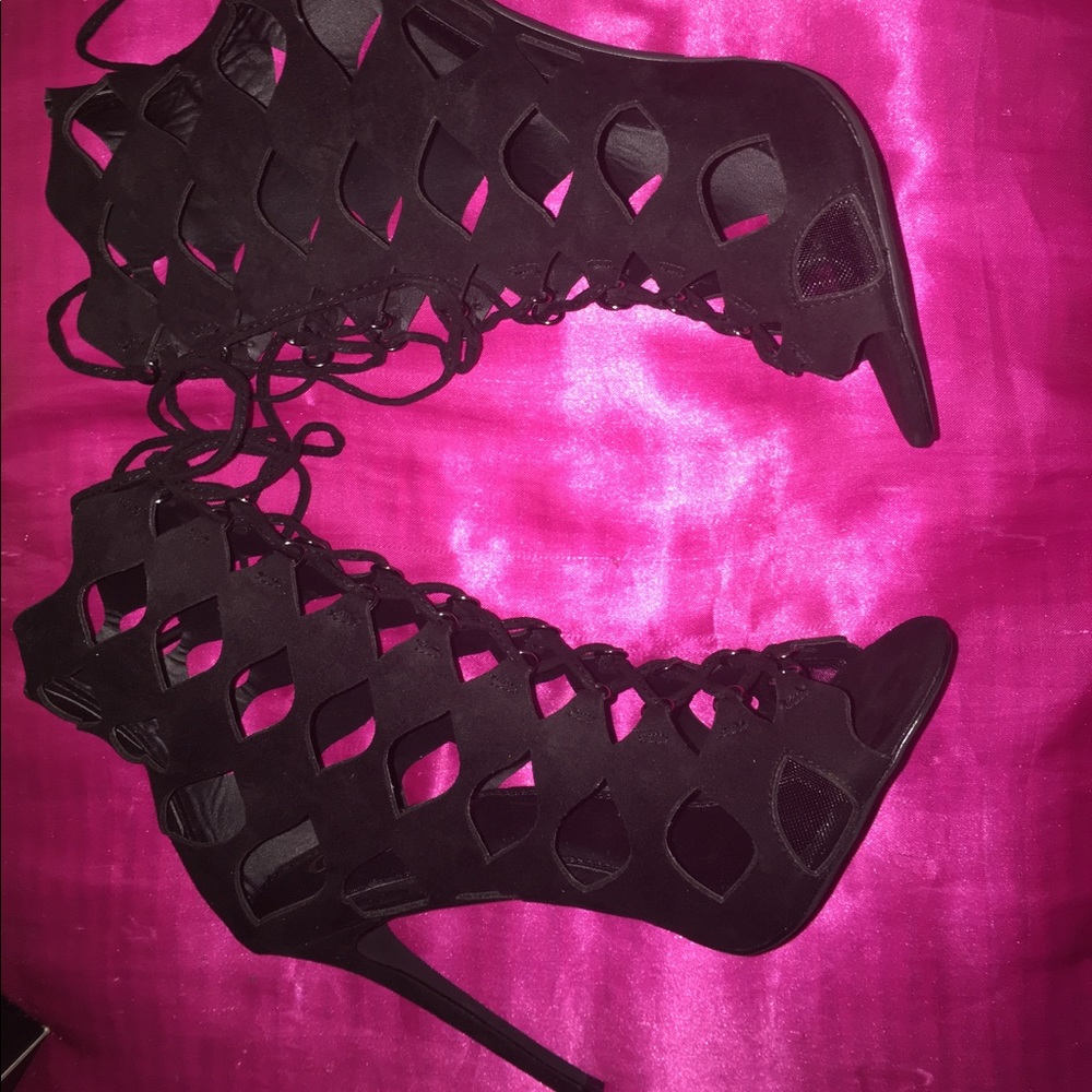 Black gridded laced heels.