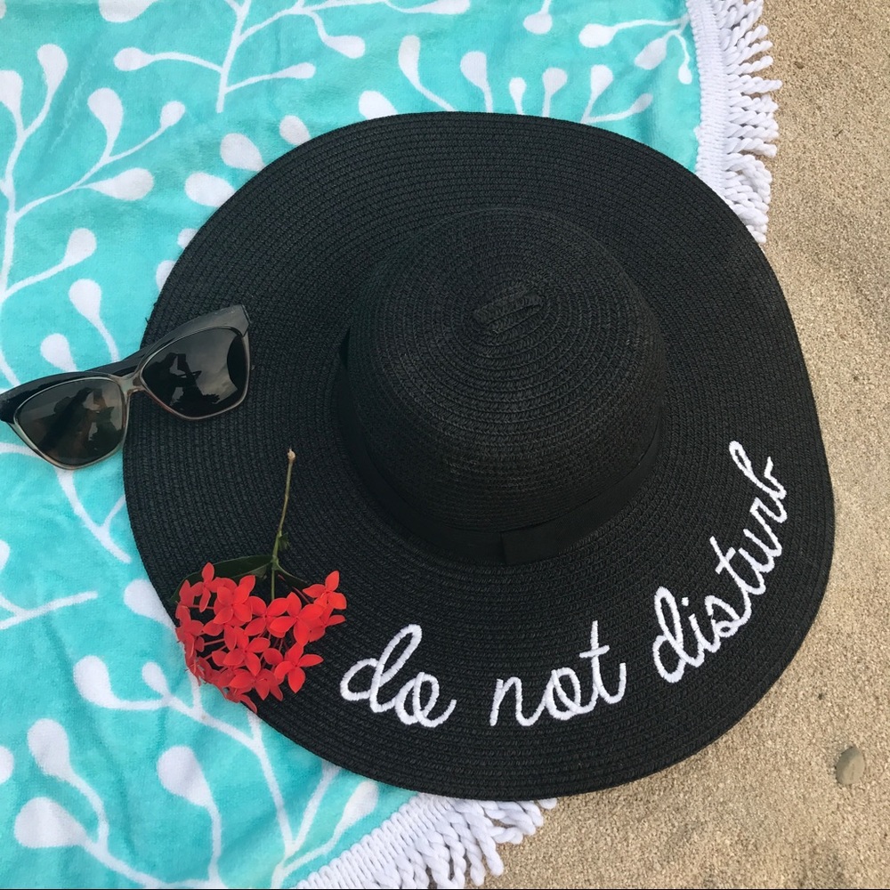 Black oversized sun hat Do Not Disturb detail