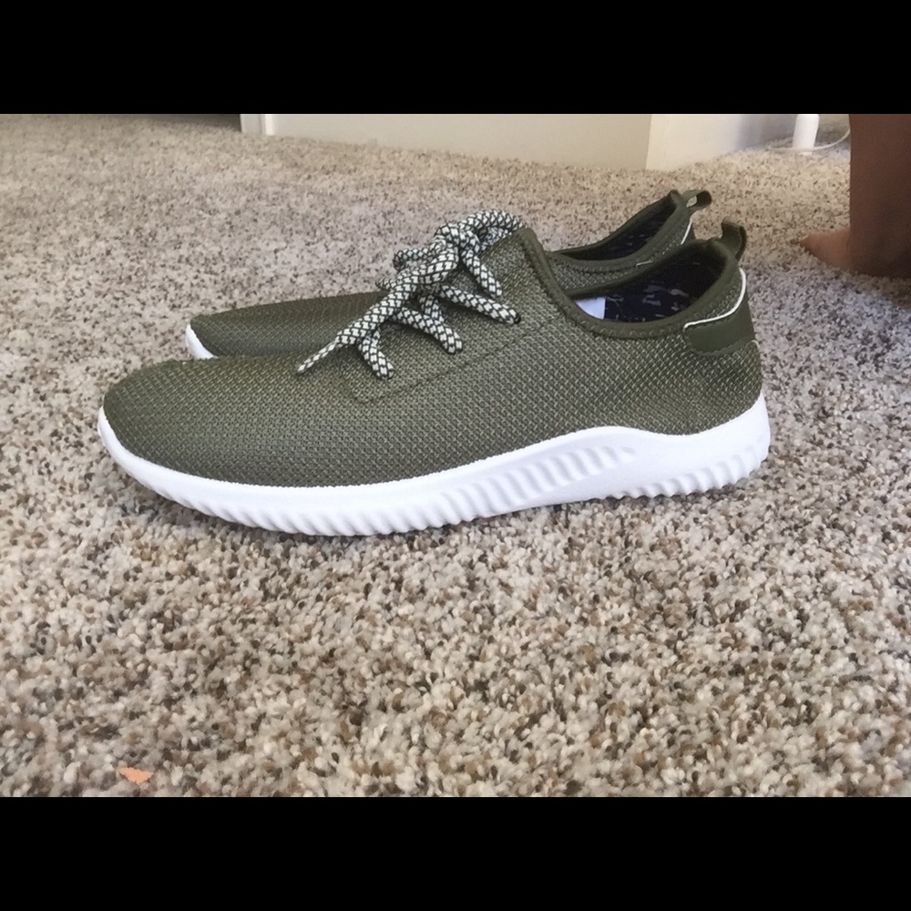 Tennis shoes