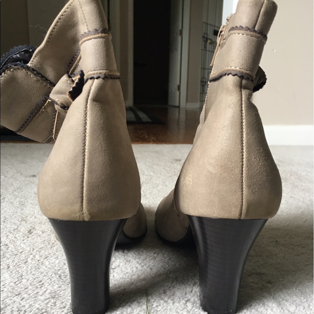 Zip-up booties with bow on side
