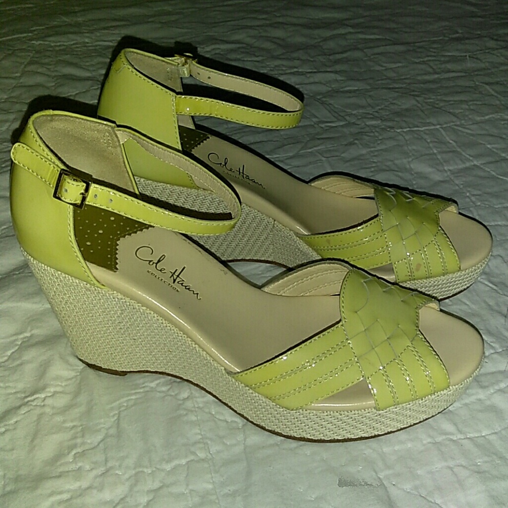 COLE HAAN SOFT YELLOW PATENT LEATHER WEDGE 7NARROW