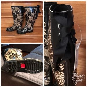 NWT HENRY FERRERA VERMONT B&W rain boots ❤️