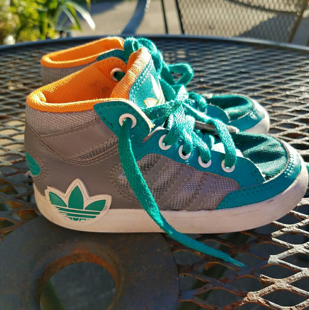 Addidas high top childrens tennis gym shoes sz 7K