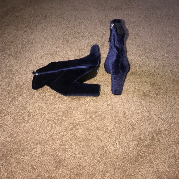 A pair of electric blue suede booties - Picture 4 of 4